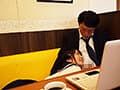目を覚ましたら、隣の女子校生が俺の疲れマラを優しくフェラしてくれてた。