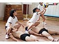 クンニながら学園 勉強中の女子○生たちがマ○コを突如現れる‘顔面’に惜しげもなく押し付けられる学校