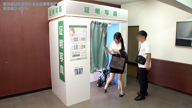 ここで撮影した写真を貼れば絶対合格するというピストンバイブ証明写真ボックス リクルートスーツの女子大生がどんなに突かれても笑顔をキープ