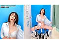 ここで撮影した写真を貼れば絶対合格するというピストンバイブ証明写真ボックス 大学受験前の女子学生がどんなに突かれても笑顔をキープ