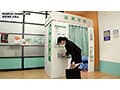ここで撮影した写真を貼れば絶対合格するというピストンバイブ証明写真ボックス2リクルートスーツの女子大生がどんなに突かれても笑顔をキープ