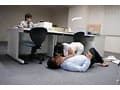 本庄鈴 誰もが振り返る長身パンツスーツOLと禁断の社内性交