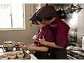 隠れ美人の牛丼チェーン店で働くパート主婦が学生バイトと避妊具なしでネチョベロ不倫中出し 小湊よつ葉
