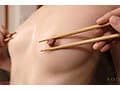 男勝りな大学寮母は工業大生たちの実技試験の練習台として毎日乳首いじりされチクイキしている。開発され続け大きく成長したデカ乳頭。 青空ひかり
