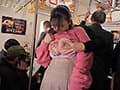 電車内で一際目立つ爆乳Oカップのお姉さんを痴〇したら、抵抗せず超敏感体質でサイレントイキ！ 恋渕ももな
