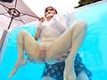 素人バラエティ合宿中の水泳部巨乳女子大生 競泳水着を脱がせて背後からノンストップ乳首責め 敏感なおっぱいの先っちょをしつこく攻められ腰をクネらせて人生初のビーチク失禁イキ潮！！発情オマ〇コを激ピスされたら中出しもすんなりOKしちゃう！？