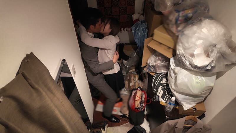 玄関セックス 扉の向こう側でチ●ポをしゃぶりハメ狂う淫乱女たち