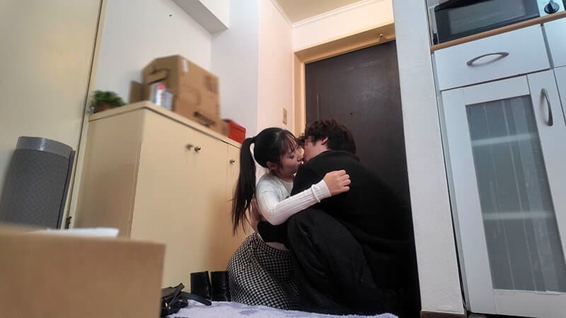 玄関セックス 扉の向こう側でチ●ポをしゃぶりハメ狂う淫乱女たち