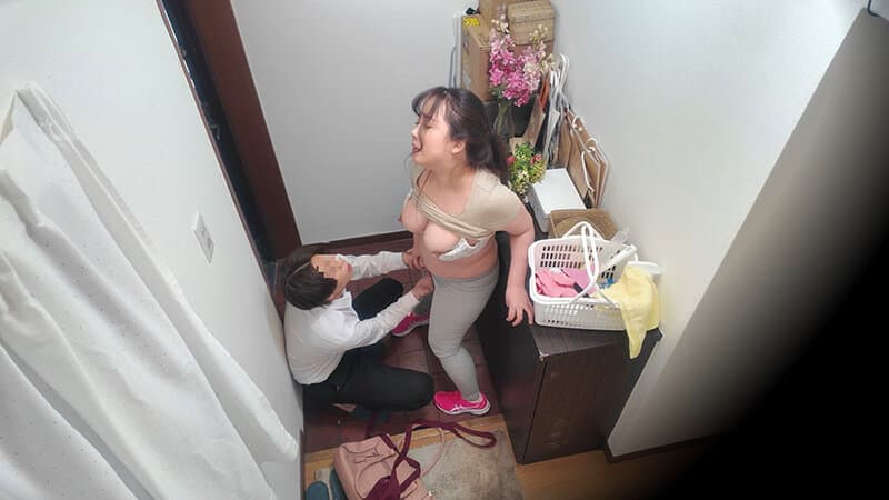玄関セックス 扉の向こう側でチ●ポをしゃぶりハメ狂う淫乱女たち