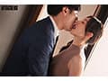 単身赴任中、僕の世話をしてくれるお隣さんが下着姿で誘ってくるから…。 夏目彩春