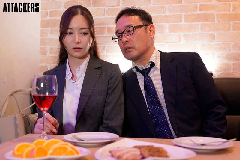 結婚してから4年間、一度もセックスしていない人妻が部長に抱かれた夜。 白峰ミウ