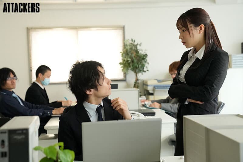 無能な部下にクリトリスを「吸うやつ」で下半身ガクガクになるまでイカされ続けた女上司 海老咲あお