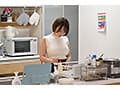 大黒柱Gカップお姉ちゃんは朝ごはんからおー忙しッ！起きてから寝るまで性欲旺盛オトコ♂家族とメリメリ連続なまセックス生活。 宍戸里帆