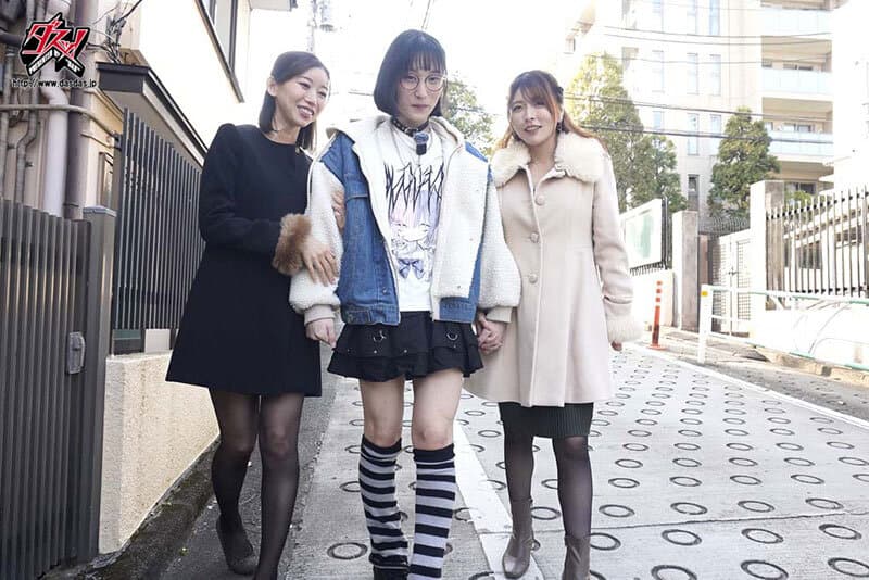 男の娘って、出さなきゃ何度もイケるらしいから…乳首とペニクリで一生ドライさせてもいいよね！？ Wド痴女お姉さんに何度も寸止めされちゃう究極絶頂SP 骨砕きの 新村あかり 黒川すみれ