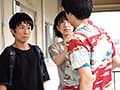 胸元からタトゥーが覗く隣のシングルマザーと安アパートで何度もハメまくった3日間 柊ゆうき
