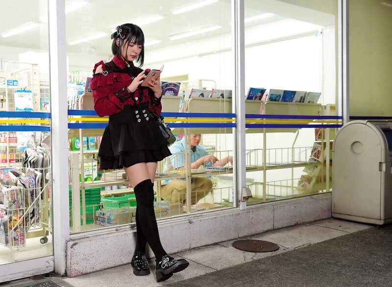 「ち○ちん舐めるからご飯ちょうだい？」コンビニ深夜バイトで廃棄弁当目当てのちんしゃぶ地雷系女子に懐かれた僕がねっちょりジュボジュボ口淫で情けなく何度もザーメンお漏らしフェラ沼堕ちした3日間 虹村ゆみ