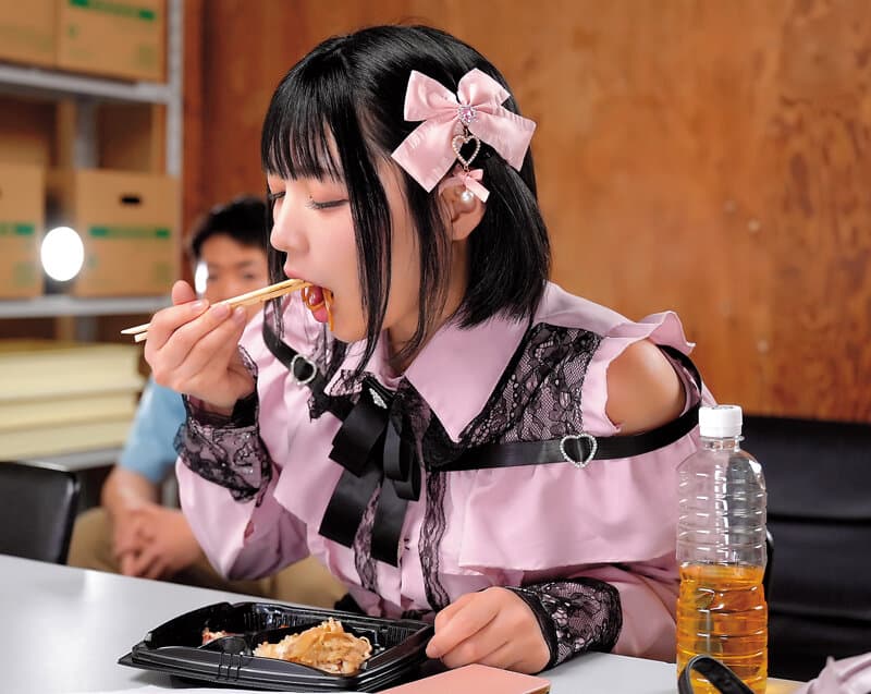 「ち○ちん舐めるからご飯ちょうだい？」コンビニ深夜バイトで廃棄弁当目当てのちんしゃぶ地雷系女子に懐かれた僕がねっちょりジュボジュボ口淫で情けなく何度もザーメンお漏らしフェラ沼堕ちした3日間 虹村ゆみ