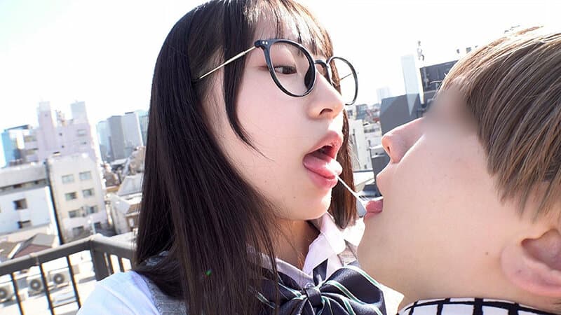 「キスぐらいイケるでしょ」「チューするの初めてなんだよ…」「えっもしかして童貞…！？」兄妹が青空の下で照れ照れ超濃密ベロキス体験ww 童貞兄のファーストキッスを奪っちゃった妹が濃厚接吻でミラクル発情// 彼氏がいるのにお兄ちゃんを生々しい接吻とともに生ハメ中…