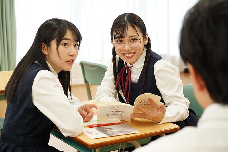 地味マ●コ クラスの隅でオタ活してる非モテ女子に声をかけたら中身は真正ビッチのチ●ポ好きヤリマンだった。共有肉ディルド扱いされボクは彼女らに金玉空っぽになるまで痴女られる。 皆月ひかる・有栖舞衣
