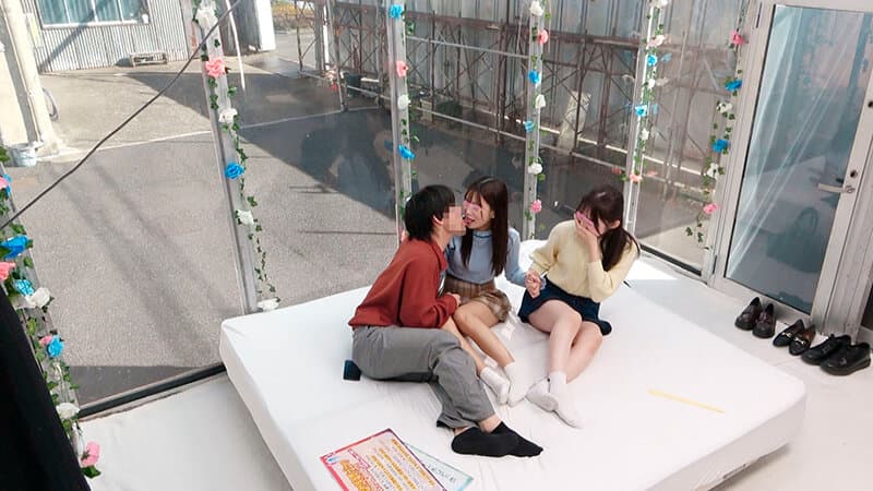 顔出しMM号 女子大生限定 ザ・マジックミラー 徹底検証！男女の友情は成立する！？友達関係のリアル素人大学生3人が日本一エロ～い車の中で初めての逆3P体験！女友達とのハーレムSEXでW生中出しスペシャル！