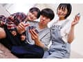 ボーイッシュ女子逆3P！男友達みたいな黒髪ショートの幼馴染から常に乳首責めとベロチューの同時攻撃でヤられまくった1泊2日。小松本果 虹村ゆみ