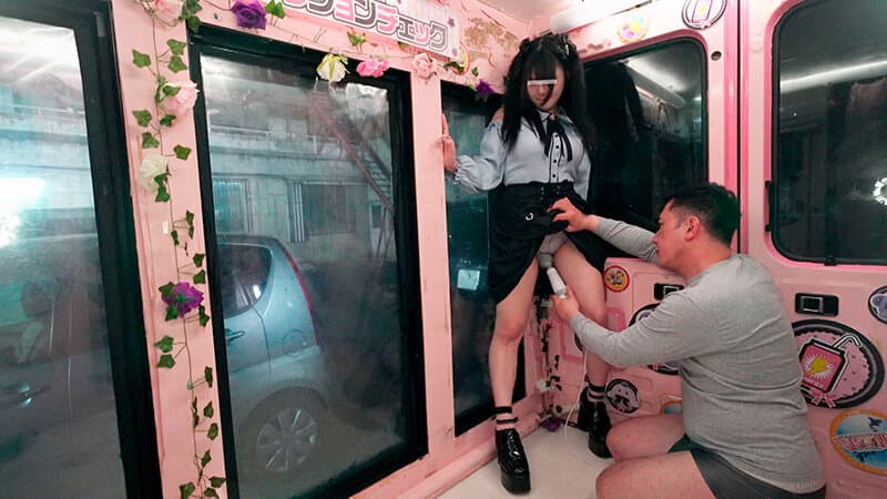 一般男女モニタリングAV×マジックミラー便コラボ企画 路上でアヘ顔絶頂！地雷系女子が初めての潮吹き直後にデカチン挿入！恥じらいながらも人前でイキ潮を吹いてしまったぴえんオマ○コにイってもやめない生膣激ピストン！アヘ顔を晒してイキ漏らしが止まらない！
