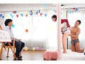 一般男女モニタリングAV 顔は旦那／カラダはNTR！2 何も知らない夫の目の前で壁穴から顔だけ出した人妻がバレないようにデカチンSEXで連続中出し！