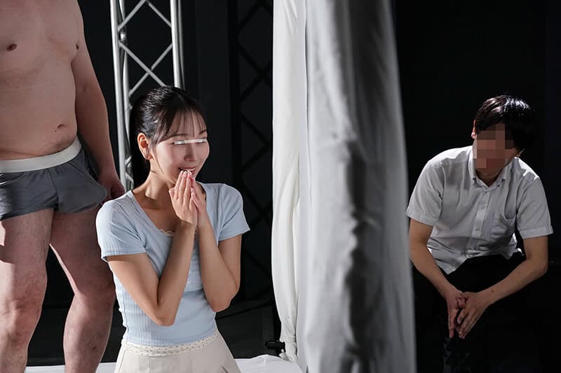 一般男女モニタリングAV ラブラブカップル限定 影絵に挑戦！ドキドキ寝取られシルエットクイズ！5 布越しに彼氏に見られているのに女子大生がデカチンSEXで生中出し！