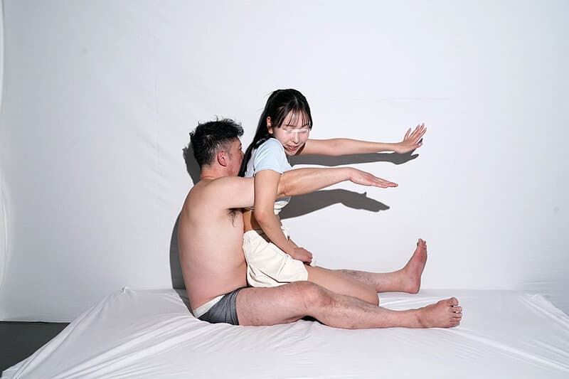 一般男女モニタリングAV ラブラブカップル限定 影絵に挑戦！ドキドキ寝取られシルエットクイズ！5 布越しに彼氏に見られているのに女子大生がデカチンSEXで生中出し！