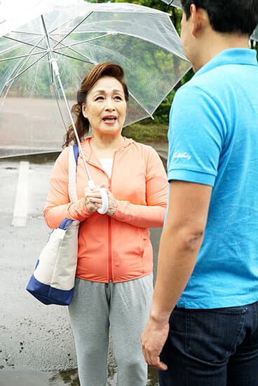 ナンパされ戸惑いながらもやがて感じまくって中出しを申し出る還暦熟女 8時間