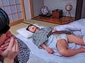 「私おばさんなのにホントにいいの…？」出張先の旅館の手違いで女上司と相部屋に！夜中に目が覚めて横を見ると、寝ている女上司の浴衣がはだけて生足！パンティー！おっぱいまでもが丸見えでフル勃起！思わず手を伸ばしたら、気付かれてしまったけど、「私みたいな…
