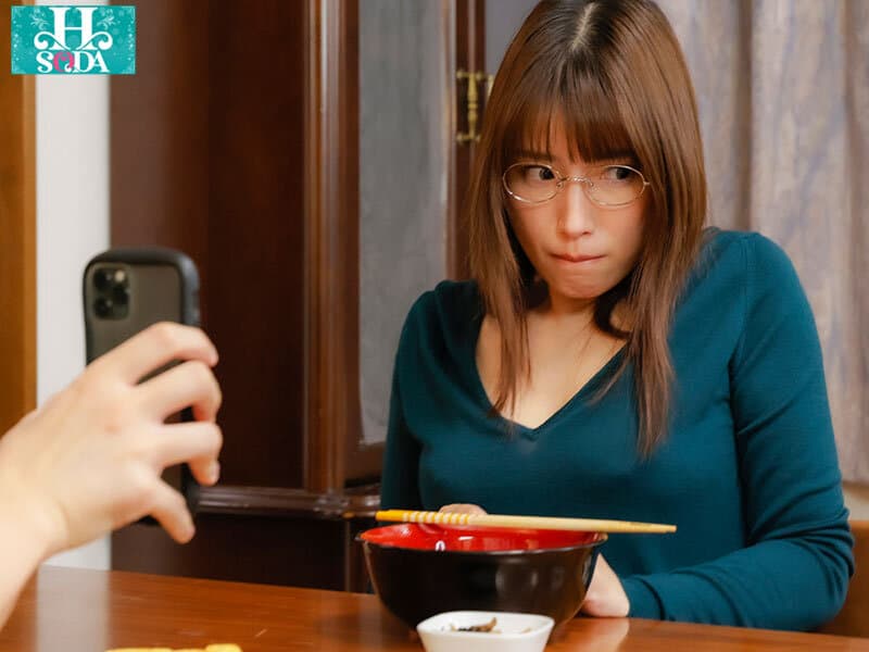 まじめ地味巨乳叔母さんの甘い罠。受験生の甥をエロ自撮りで釣り上げ、毎日何度も中出しされても快楽に溺れるヘンタイ熟女。 橘内ひなた