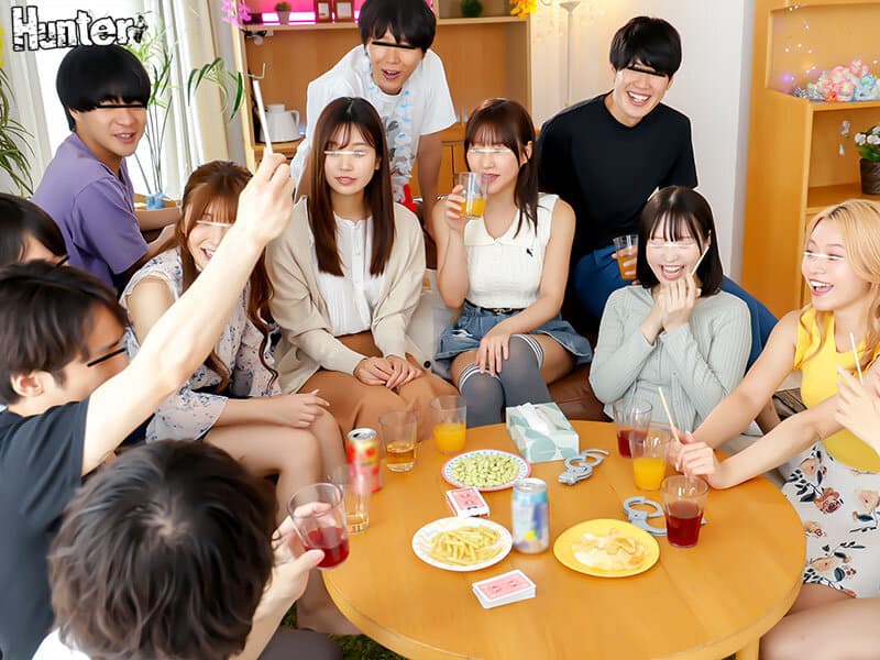 地味子なのに初めてのセックスで経験人数が一気に5人！大学生の地味子が誘われた初めての乱交パーティー！ ヤリマン女子が当然のようにセックスする中、地味子も流されチ○ポにハマって最後は大乱交デビュー！