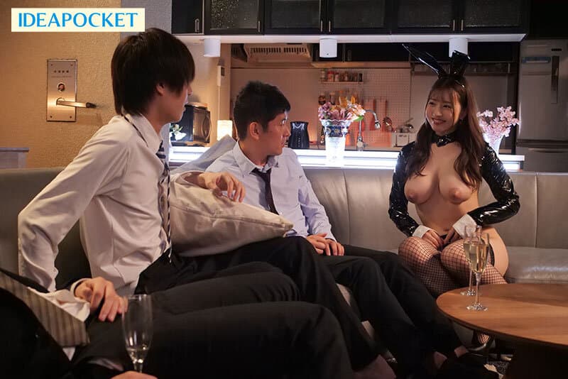 巨乳美人社長のお泊まり会に呼ばれた男社員は必ず夜●いをされ朝まで搾り取られるという噂があるらしい… ひなの花音