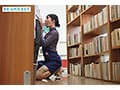 おっとり無口な地味司書さんの裏の顔は脱いだらスリム巨乳のむっつり淫乱痴女 坂井美桜