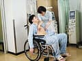 同級生の妻 入院生活で溜まりまくった俺のベッドに友人夫婦が見舞いに来て 美咲かんな