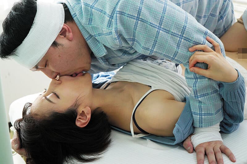 同級生の妻 入院生活で溜まりまくった俺のベッドに友人夫婦が見舞いに来て 美咲かんな