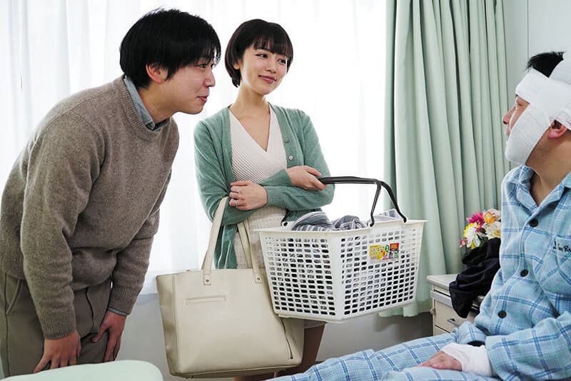 同級生の妻 入院生活で溜まりまくった俺のベッドに友人夫婦が見舞いに来て 美咲かんな