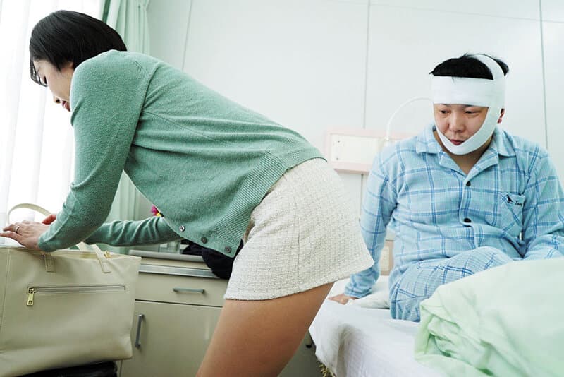 同級生の妻 入院生活で溜まりまくった俺のベッドに友人夫婦が見舞いに来て 美咲かんな