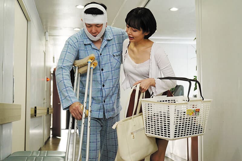 同級生の妻 入院生活で溜まりまくった俺のベッドに友人夫婦が見舞いに来て 美咲かんな