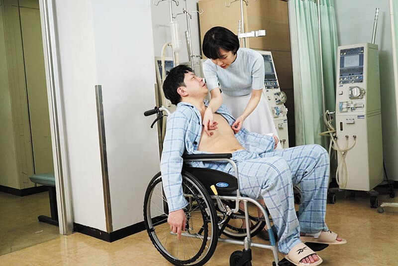 同級生の妻 入院生活で溜まりまくった俺のベッドに友人夫婦が見舞いに来て 美咲かんな