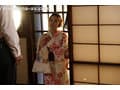 汗ほとばしる人妻の圧倒的な腰振りで、僕は一度も腰を動かさずに中出ししてしまった。 向井藍