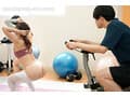 美尻と魔性の微笑みで僕を誘惑する人妻パーソナルトレーナー 逆NTR 波多野結衣