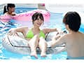 リゾートプールNTR 専属イイ女×大人のビキニ…背徳感と開放感が交錯するNTRドラマ―。 新妻ゆうか