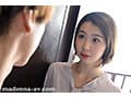 甘い囁きに流されるまま、僕は大学を留年するまで、人妻との巣篭もりSEXに溺れて…。 結城花乃羽