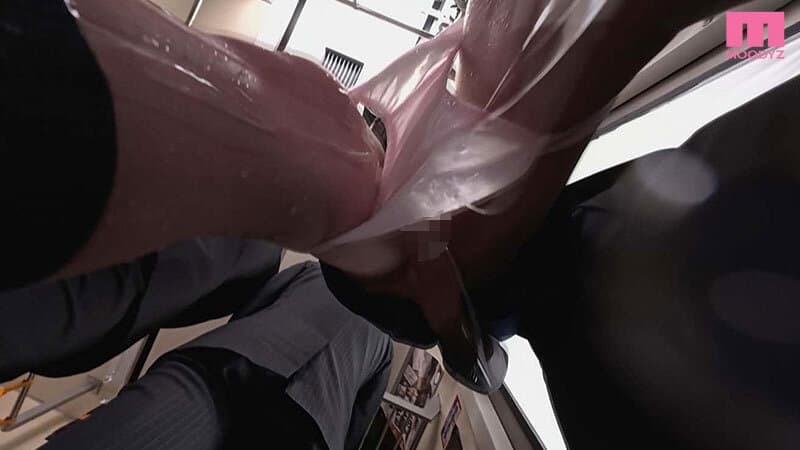 必ずイかせる神手マンで早漏体質にさせられ相互乗り挿れアクメ地獄に堕ちた清楚女子の聖水お漏らし痴●電車 純白彩永