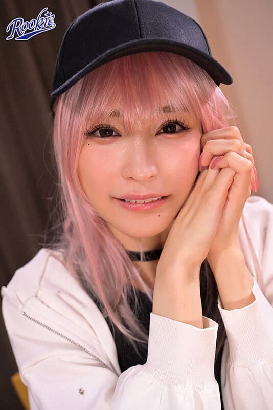 一晩泊めてよ、オタクくん オタクの僕にコスプレエッチもさせてくれる性欲強めのエロカワギャルに中出しマーキングし放題 胡桃さくら