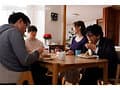 家族皆が巣立った実家で、 母と過ごす近親相姦の日々―。 稲森雅