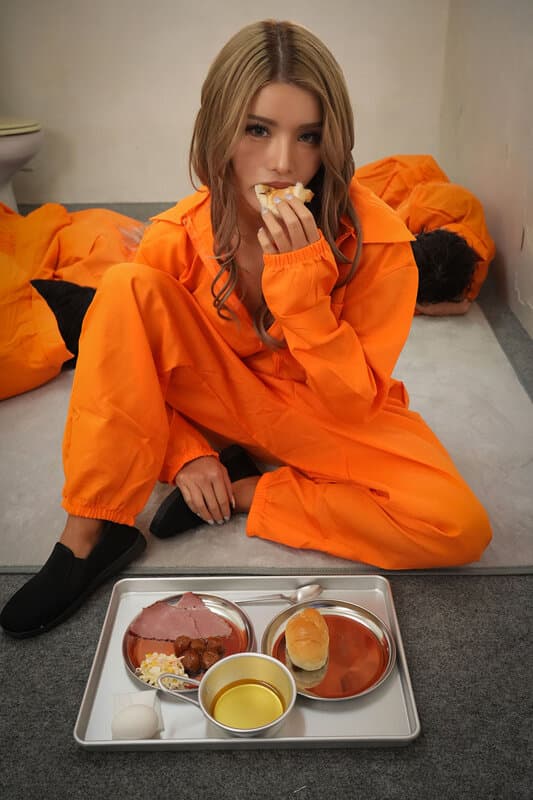 【VR】囚人キメセク。刑務官の興味本位で押収●物を与えられたSEXドラッグ中毒者が、獣のように痴女化してチ●ポに襲い掛かる壮絶アクメ姦。 黒咲華