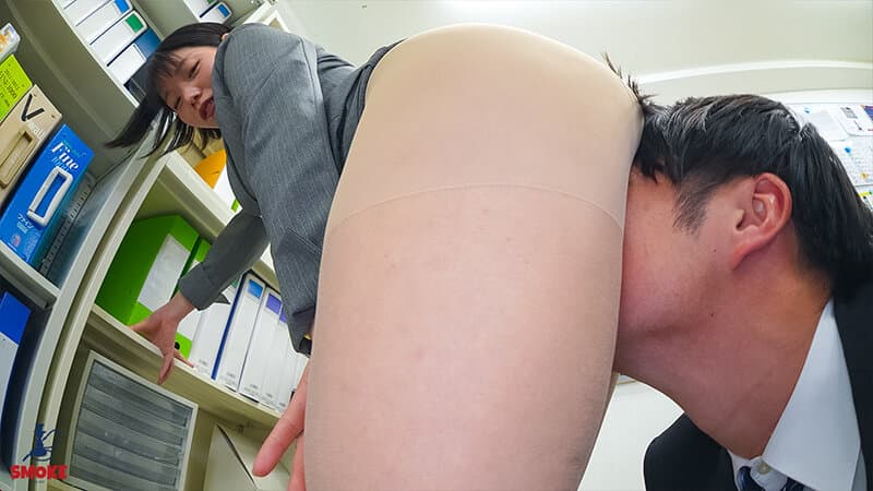 【太ももセクハラ】残業中のオフィスで二人きり、オキニの若手ち○ぽを連れ回し何度もムチムチ大根脚で挟みヌキするミニスカ太はり人妻女上司 九井スナオ